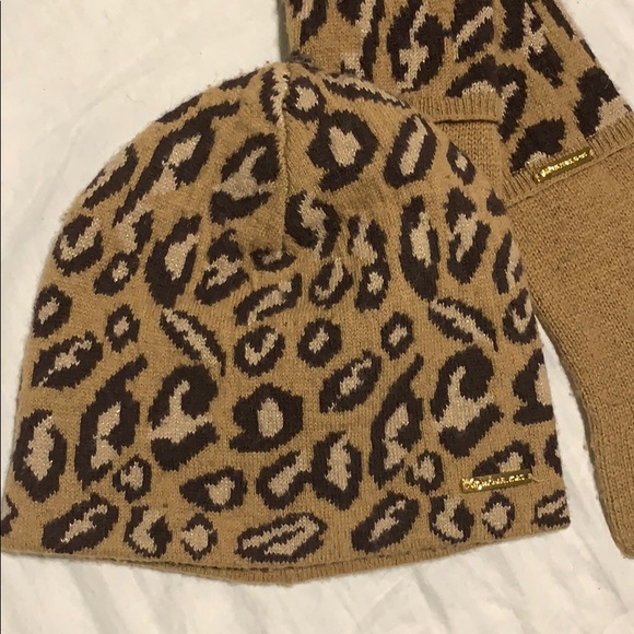 Winter Hat and elbow length gloves - Picture 2 of 2